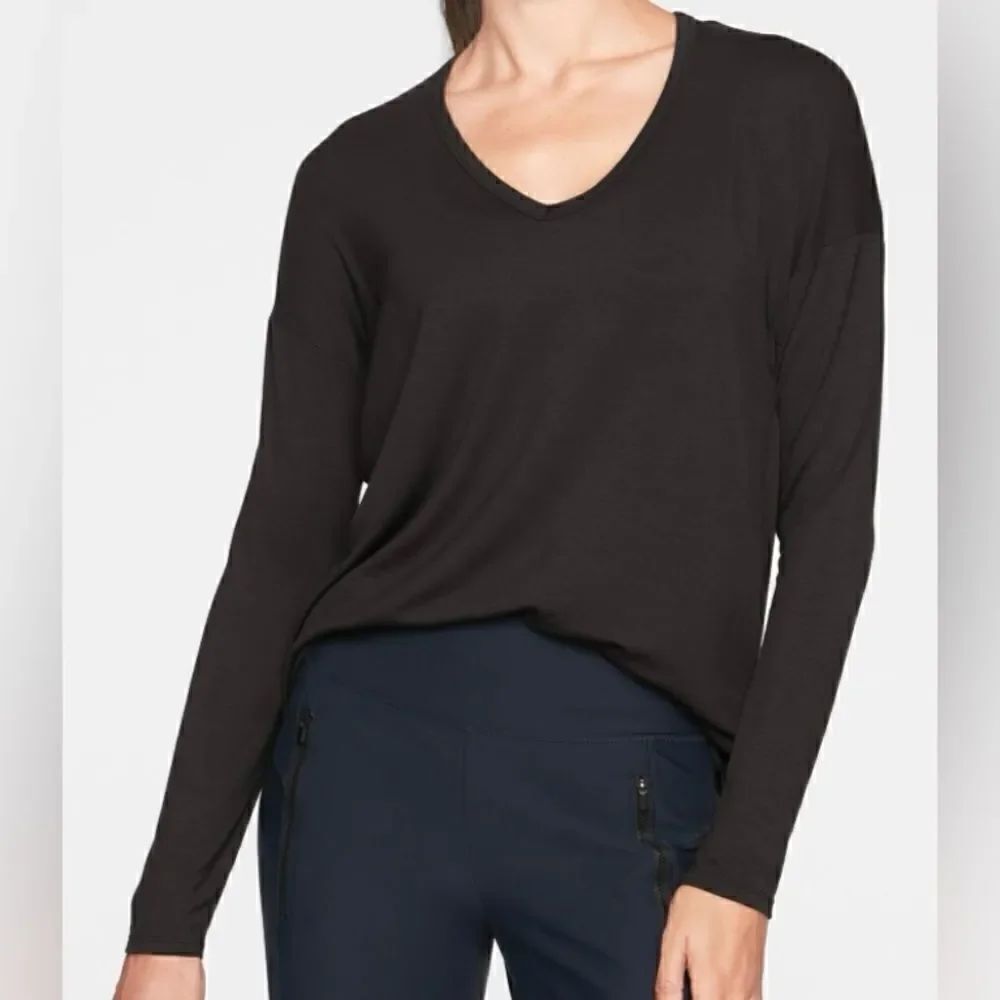 40 ATHLETA CLOUD LIGHT RELAXED FITโBLACK V NECK JERSEY LONG SLEEVE SHIRTโTOP